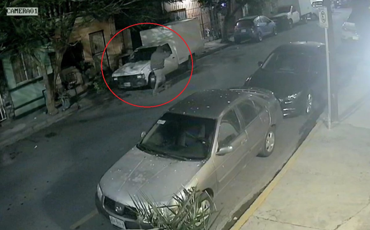 Hombre roba batería de una camioneta en menos de un minuto, en Monterrey. | Especial