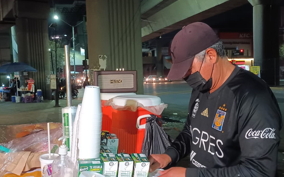 Papá lleva 20 años vendiendo pan y café en Monterrey para mantener a su familia