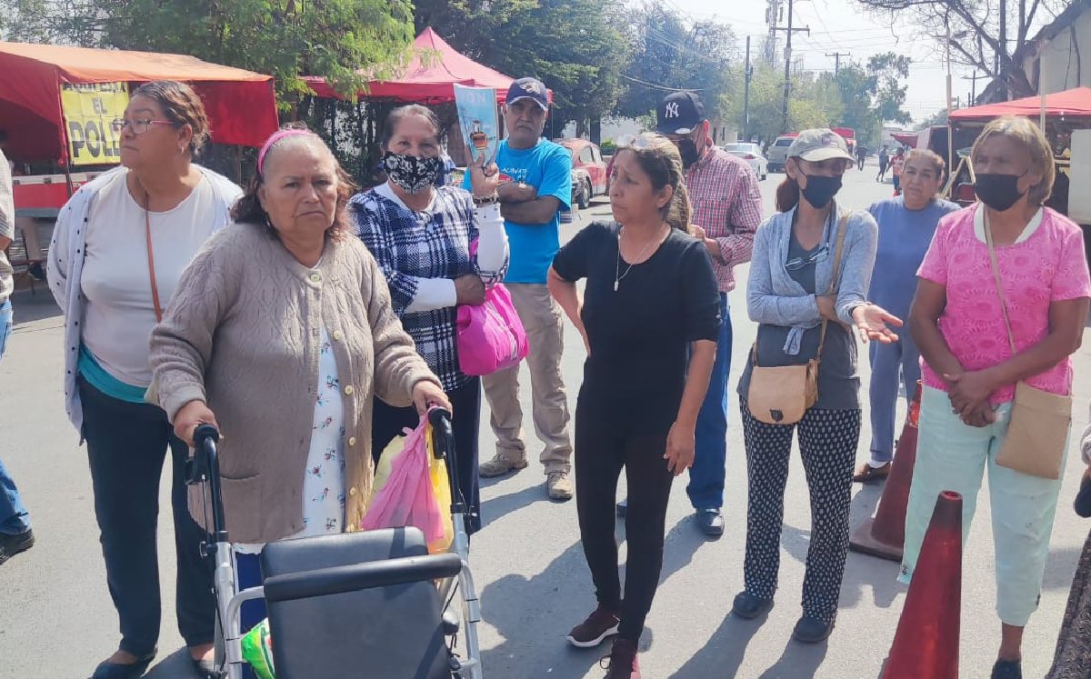 Reportan a mujer que ataca a vecinos en Monterrey; temen que mate a alguien