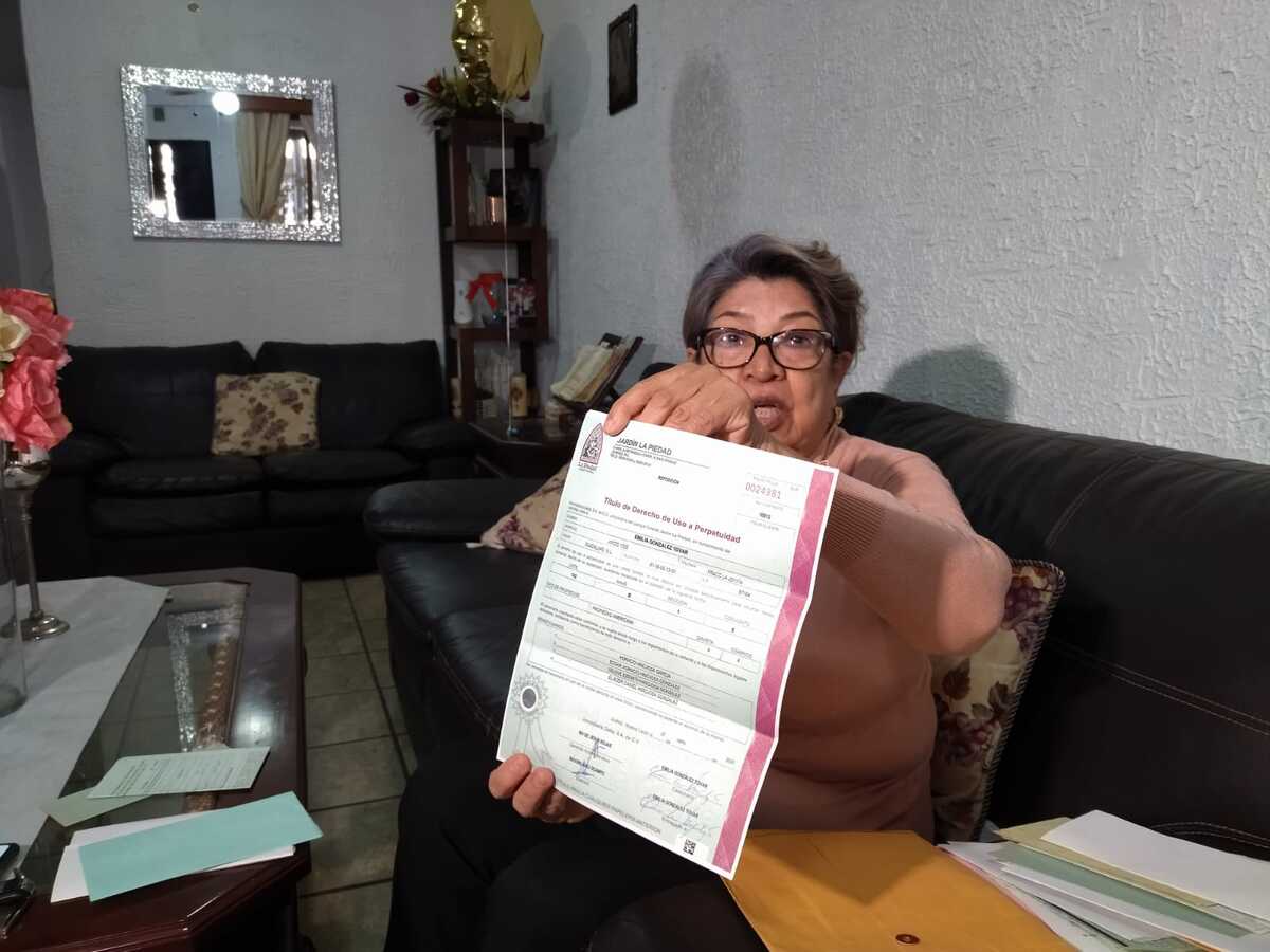 La señora Emilia González Tovar muestra a Telediario el título de derecho de uso de suelo a perpetuidad. | Sandra González