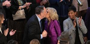 Supuesto beso de Jill Biden y el esposo de Kamala Harris / AFP Supuesto beso de Jill Biden y el esposo de Kamala Harris / AFP