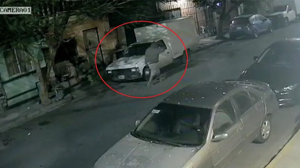 Hombre roba batería de una camioneta en menos de un minuto, en Monterrey
