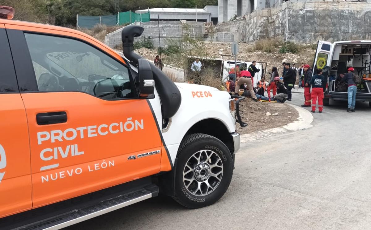 Volcadura de camioneta en Santiago deja 14 lesionados. | Especial