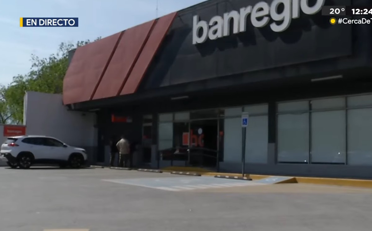 Hombre armado asalta banco y a clientes en avenida Nogalar. | Especial