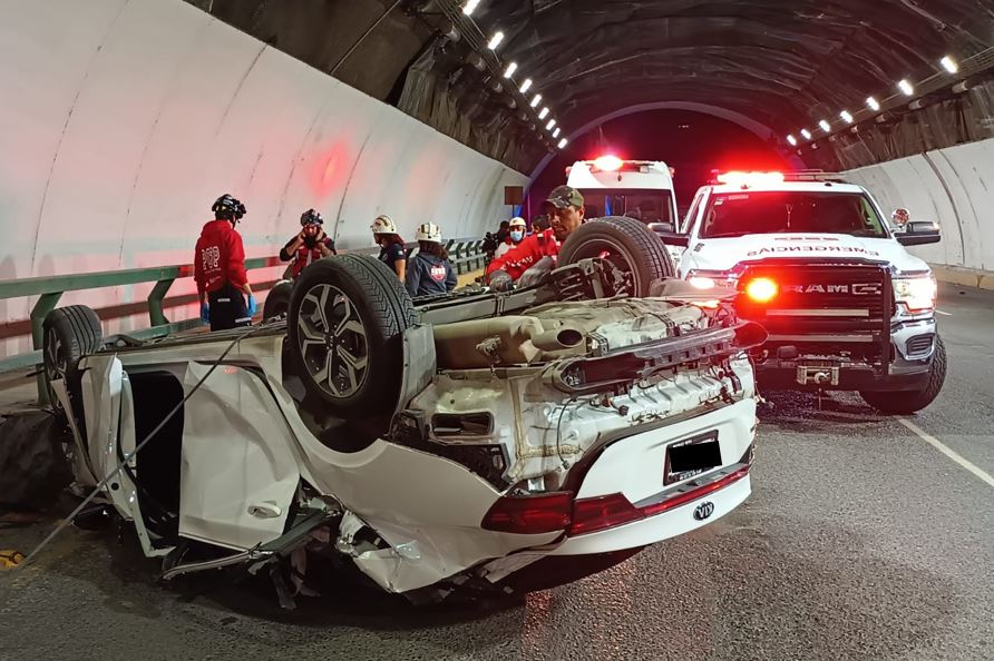 El conductor de origen coreano fue impactado por un taxi en la parte trasera del auto sobre el túnel de la Loma Larga. | Israel Santacruz