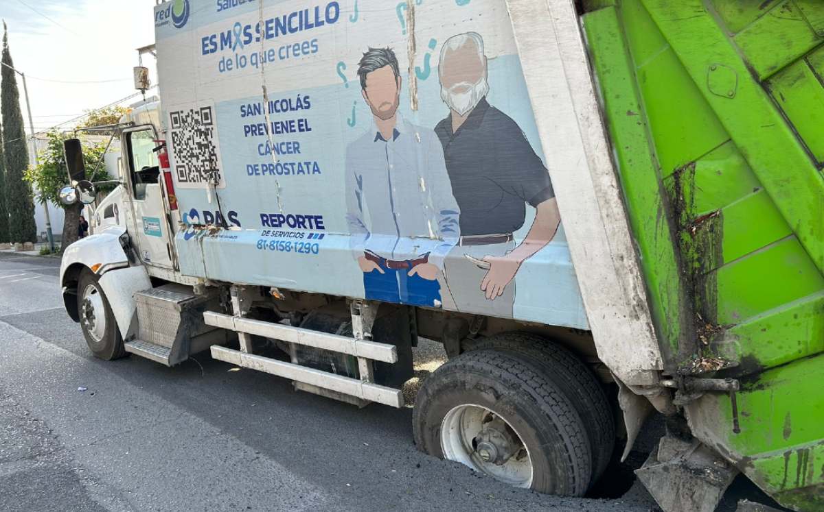 Camión recolector de basura cae en un socavón en San Nicolás. | Pedro Delgado
