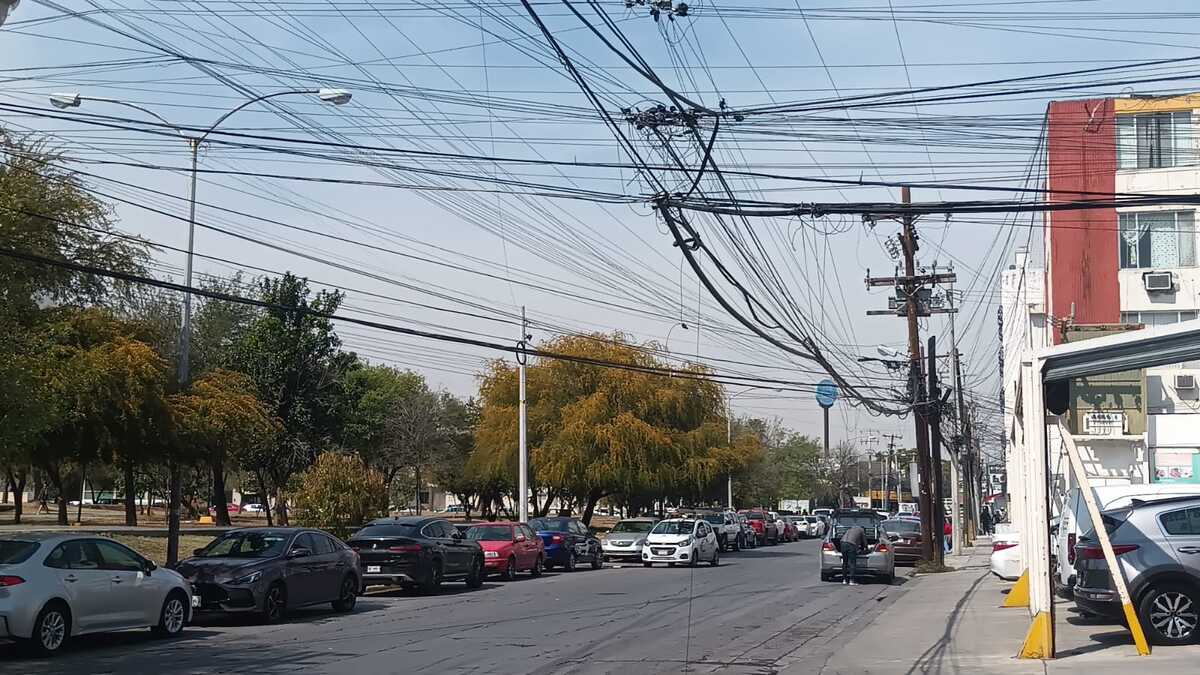 Los camiones jalan los cables y provocan problemas de luz. / Fabricio Gallegos