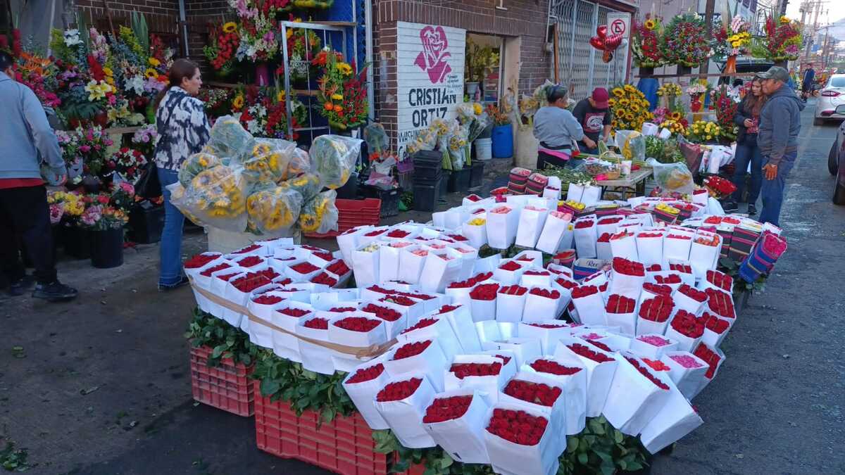 Jorge Martínez comerciante de flores señaló que desde el fin de semana se estuvieron preparando para poder atender a quienes buscan comprar flores. | 
