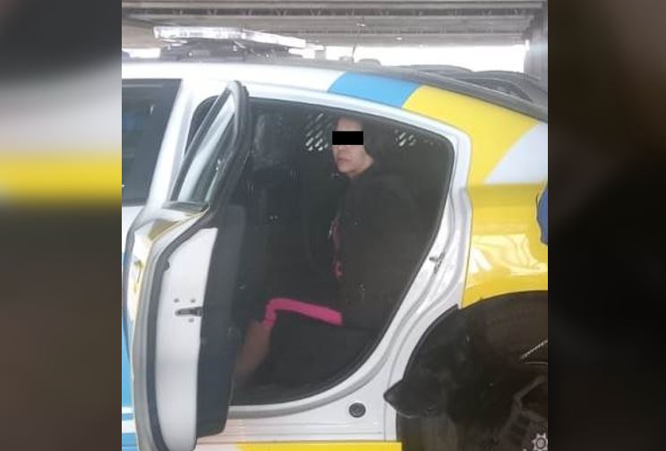 Sanjuana Nohemí G de 46 años fue arrestada mientras subía a prisa a los menores a un auto compacto. | Cortesía