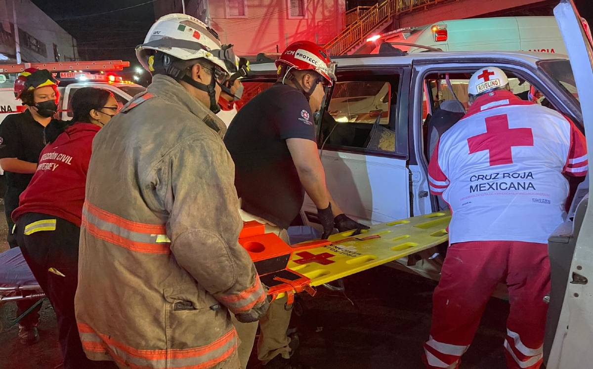 Conductora queda atrapada en camioneta tras chocar en el Centro de Monterrey. | Israel Santacruz