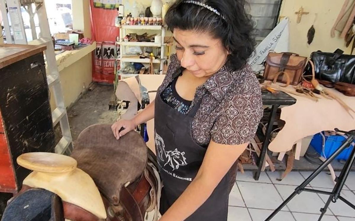 Gabriela Juárez es talabartera en NL para sostener a su familia. | Nicole Martínez