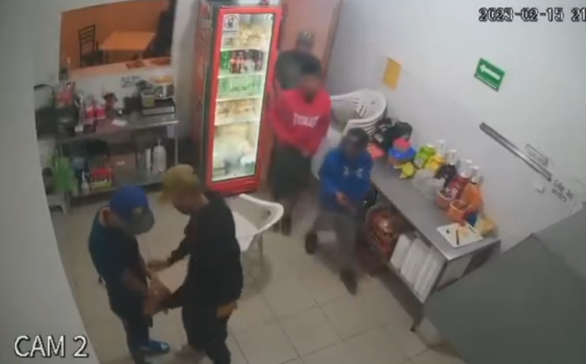 Hombres asaltan negocio de comida tras amagar a empleados en Santa Catarina. | Especial