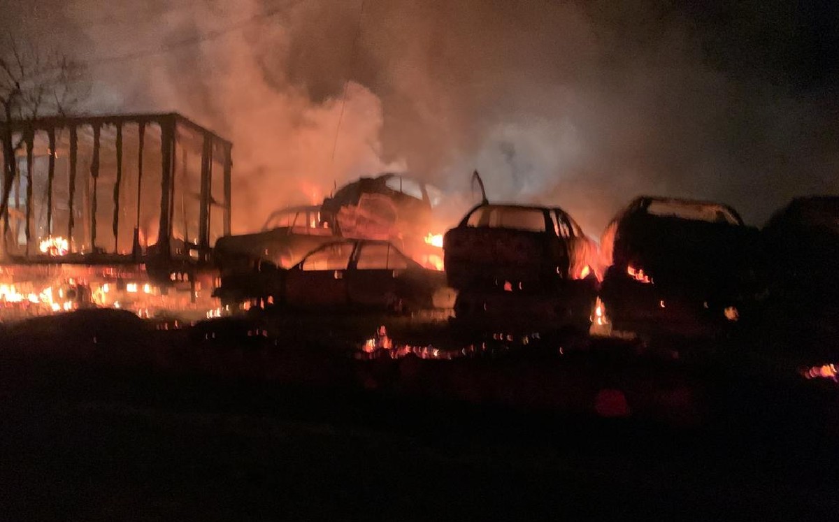 Incendio en corralón consume 150 vehículos en Salinas Victoria. | Especial