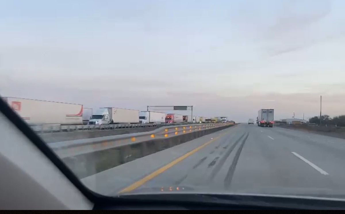 Incendio de tractocamión provoca tráfico en la autopista Monterrey-Laredo. | Especial