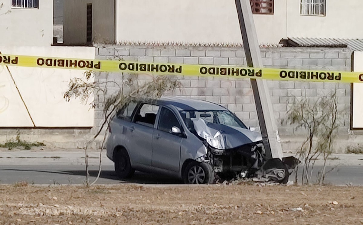 Muere joven tras chocar contra poste en García. | Agustín Martínez