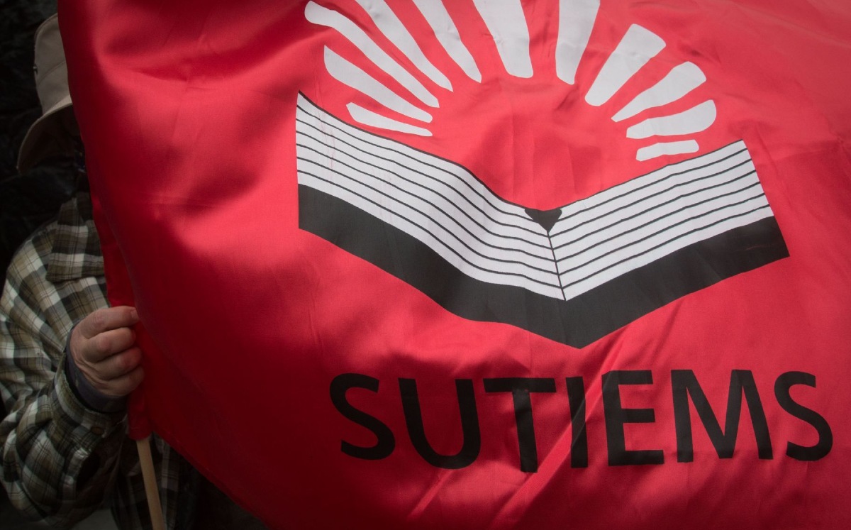 Sindicalizados del SUTIEMS colocaron las banderas rojinegras en los planteles/Cuartoscuro