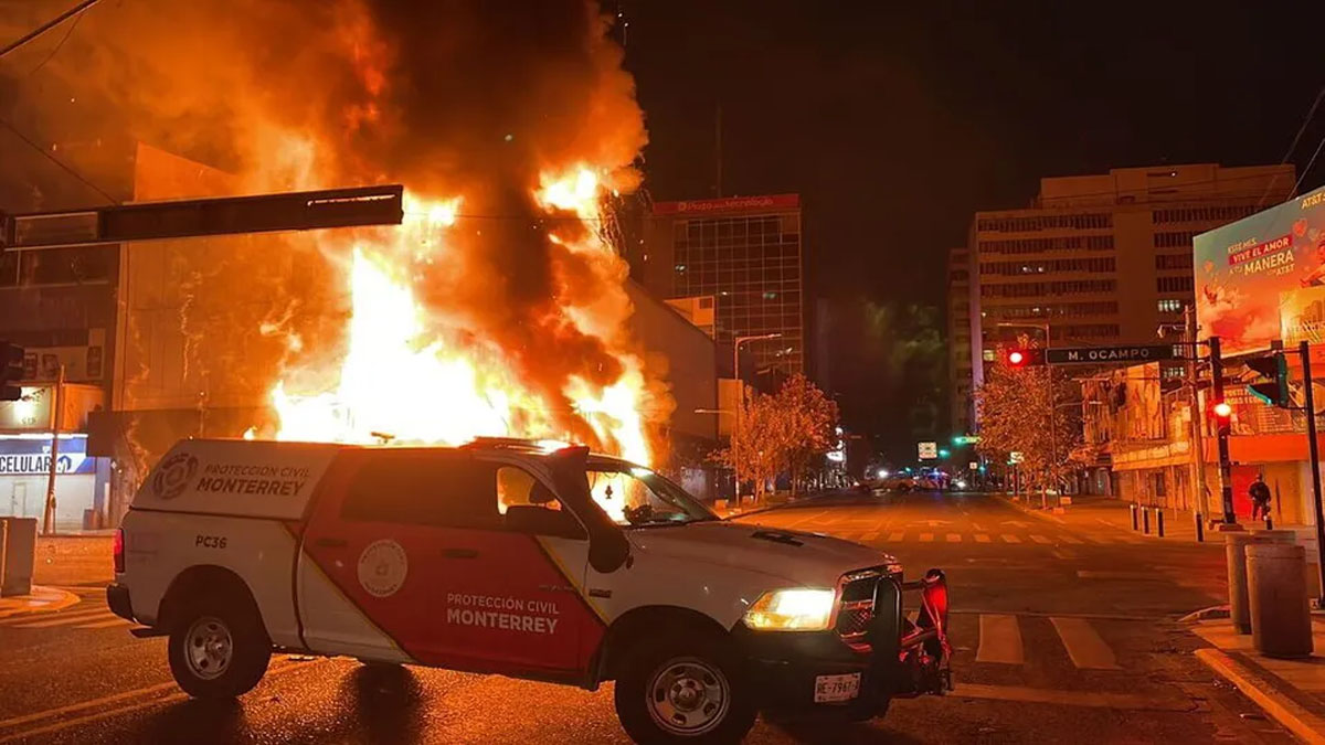 Fuego consume edificio en el Centro de Monterrey