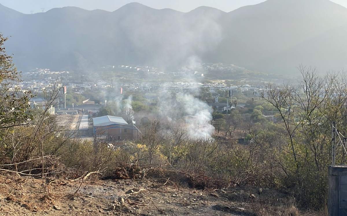Reaviva incendio en baldío en la colonia El Uro en Monterrey. | Víctor González Garza