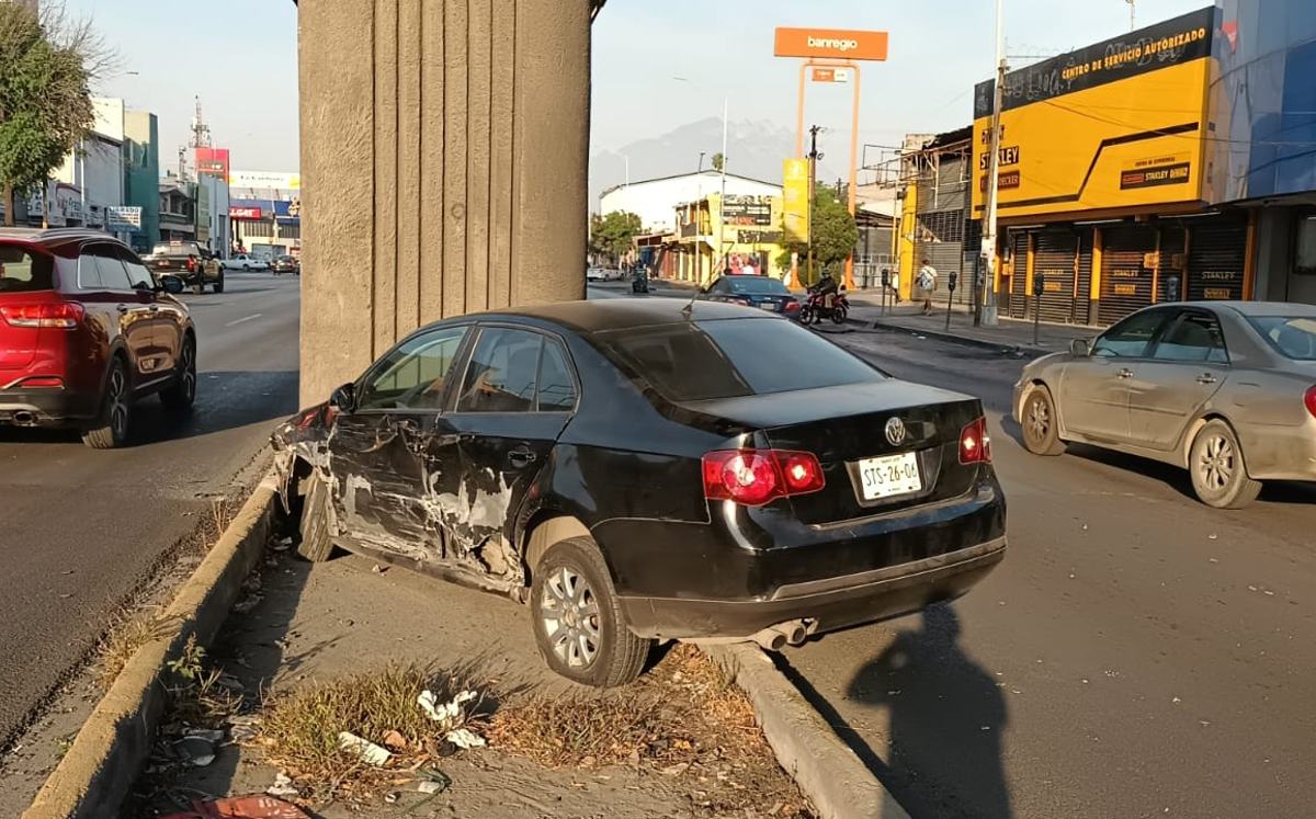 Joven en presunto estado inconveniente provoca accidente en el Centro de Monterrey. | Erik Rocha