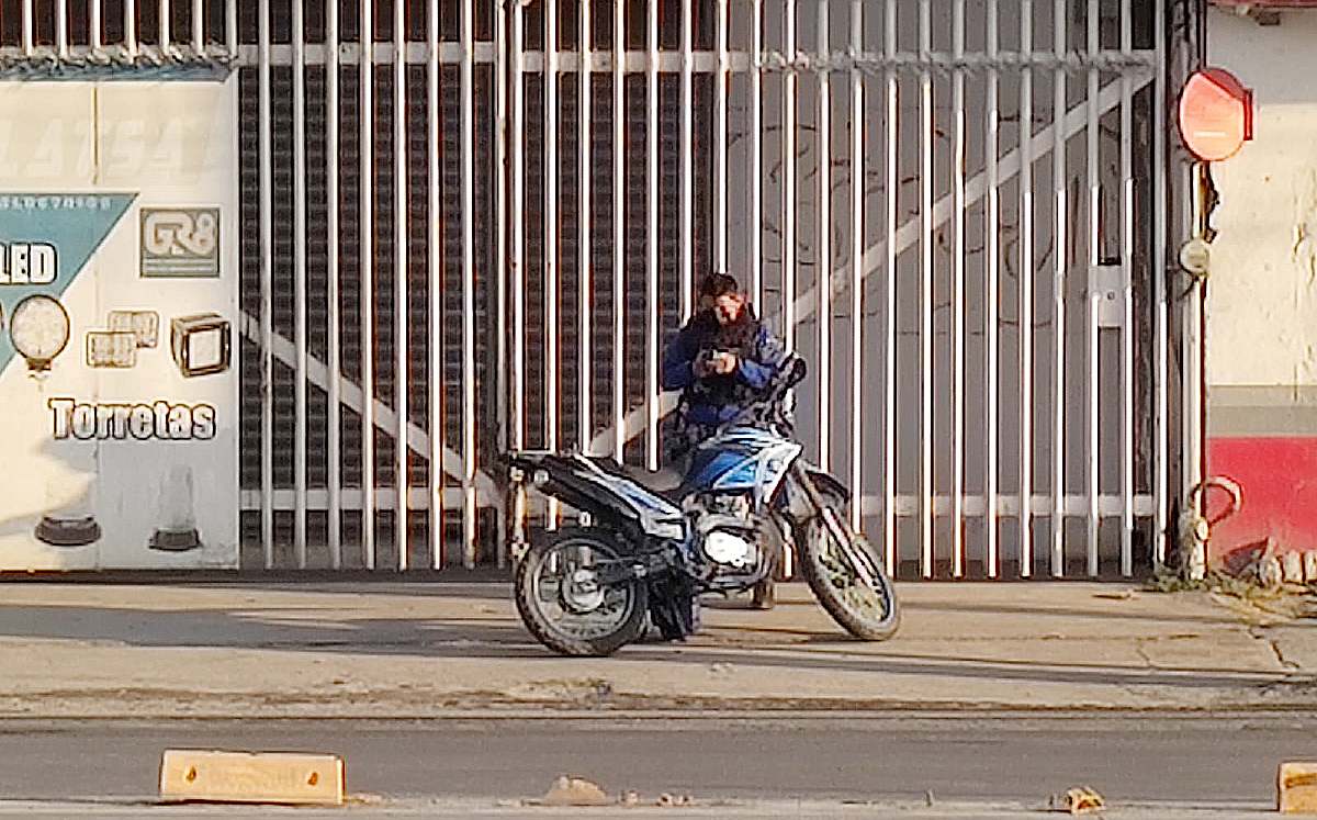 Motociclista resulta lesionado tras ser impactado por auto en avenida Ruiz Cortines. | Agustín Martínez