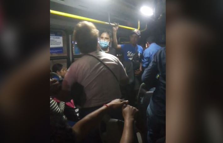 Dicha pelea quedó grabada en video por algunos de los pasajeros quienes evidenciaron el momento. | Cortesía