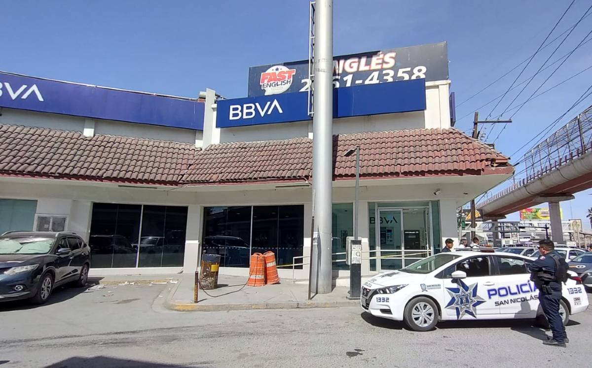 Hombre armado asalta banco en la avenida Universidad. | Agustín Martínez