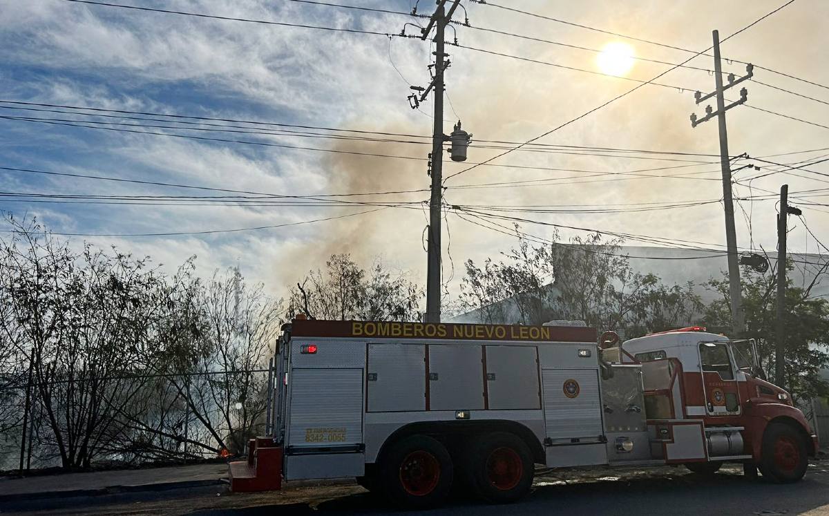 Incendio en baldío provoca movilización en Apodaca. | Pedro Delgado