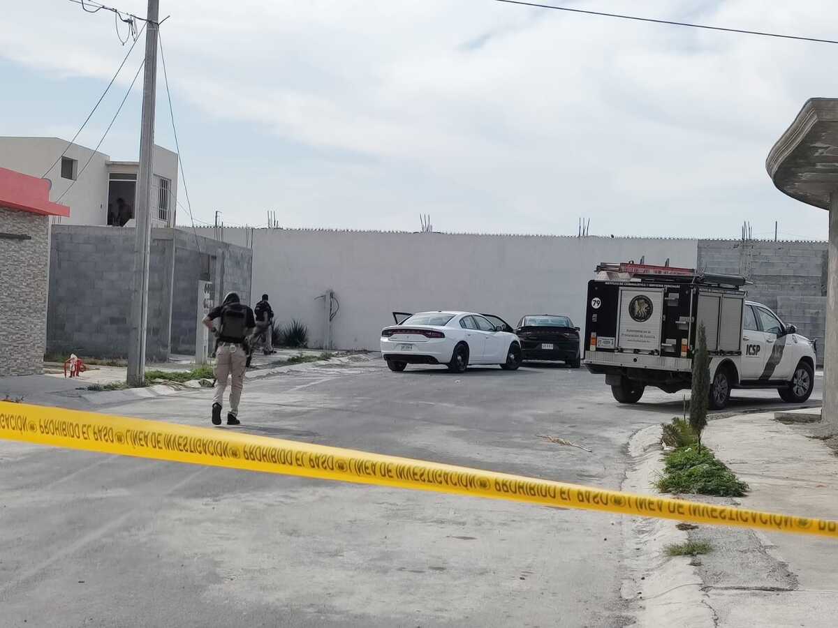 Agentes de la Fiscalía Antisecuestros llegaron a la colonia Santa Lucía para inspeccionar el inmueble. | Agustín Martínez