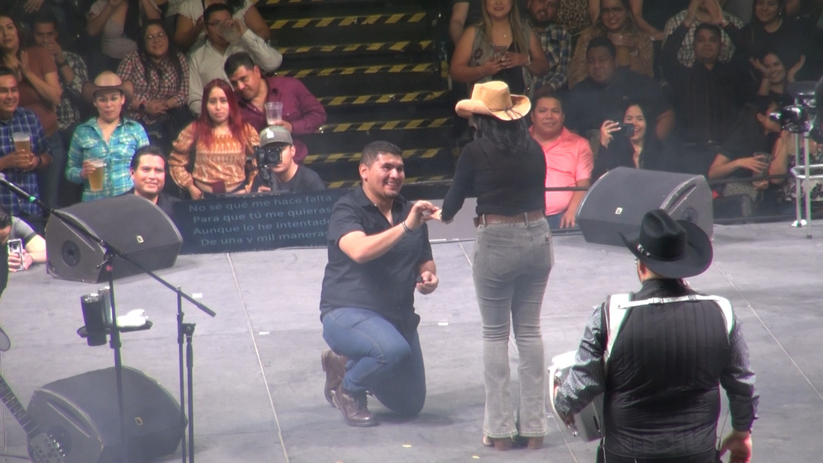 La pareja selló su compromiso con un beso mientras se interpretaba el tema “Un hombre con suerte”. | Ángel Martínez