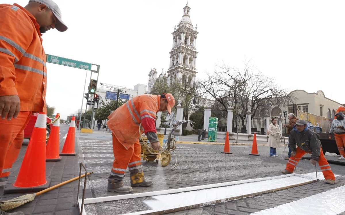 ‘Rejuvenecen’ cruces peatonales del Centro de Monterrey. | Archivo