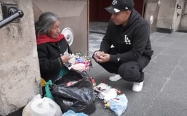 Yulay compra muñequitas artesanales a abuelita en CdMx y su reacción se viraliza: “ya me voy a comprar de comer”