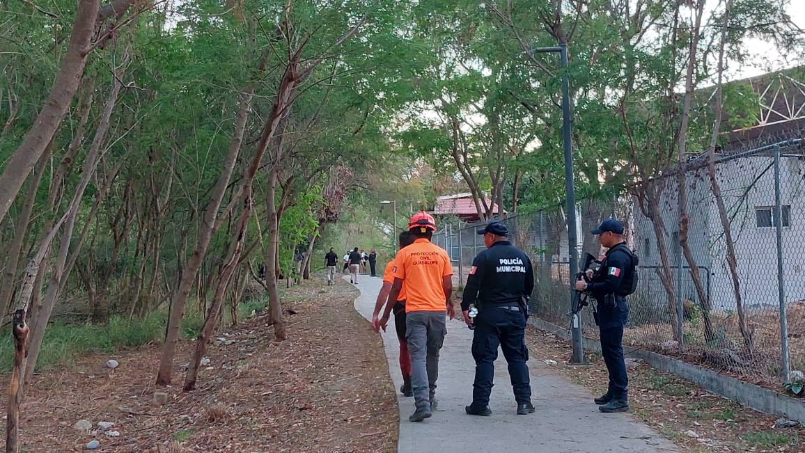 Los amigos del joven llamaron al 911 cuando vieron que no salía del agua. / Especial