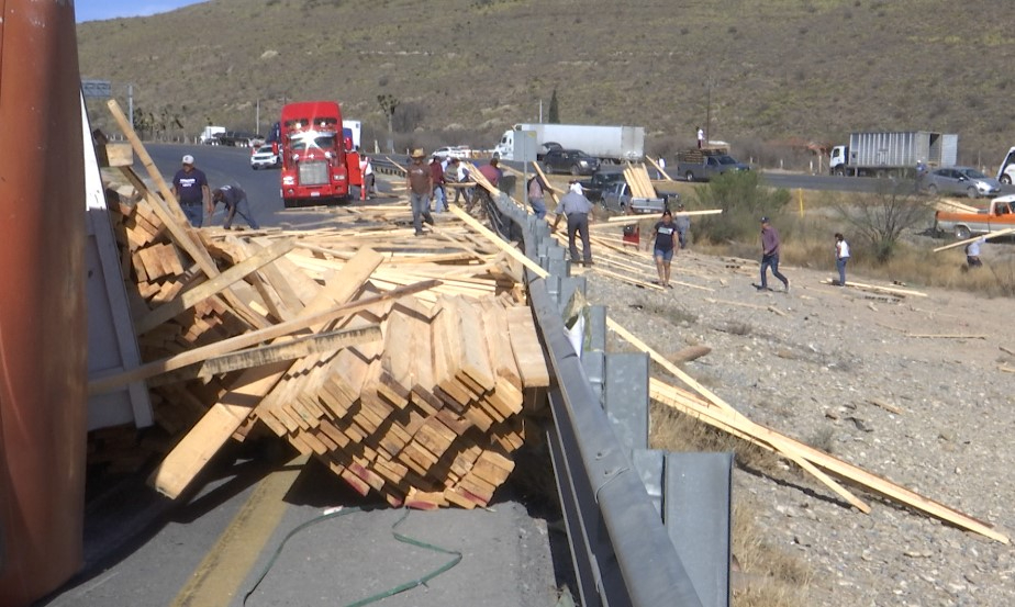 Se registra rapiña de tablas tras volcadura en Libramiento Norponiente.