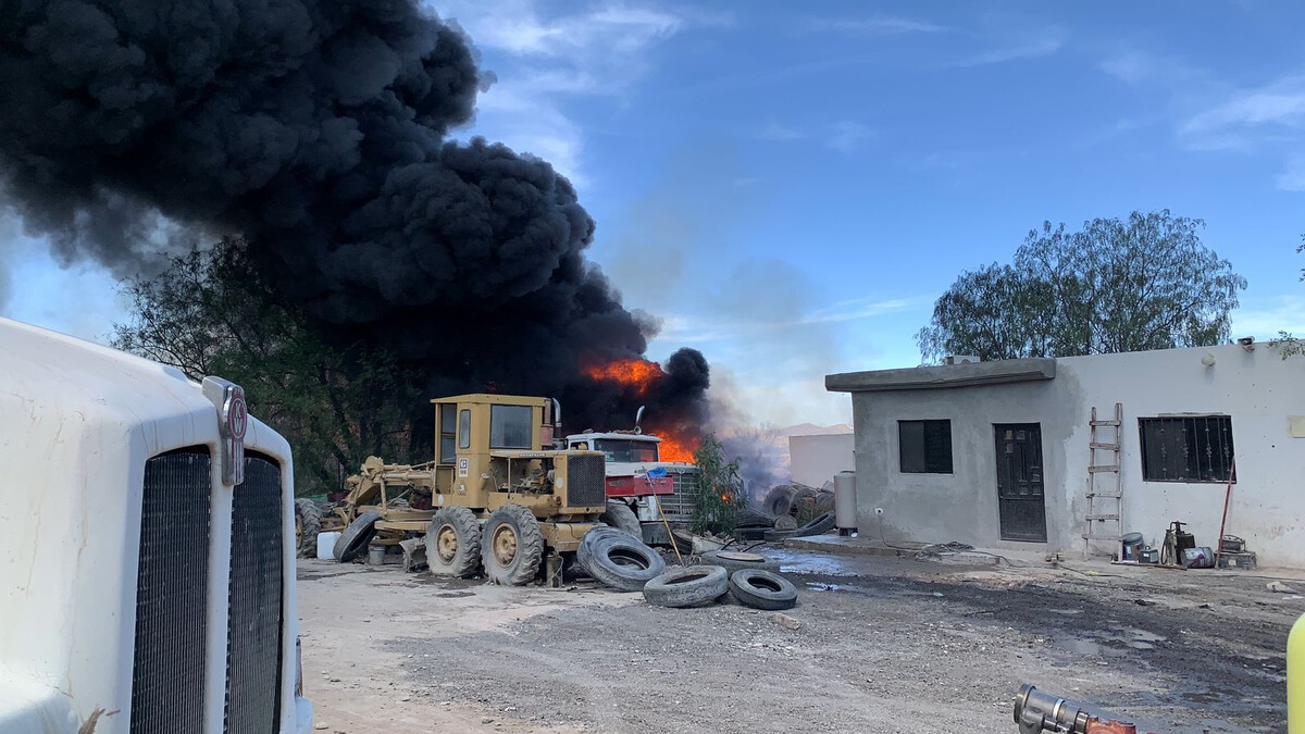 Fuerte incendio en la colonia Cerrito de la Cruz, en Ramos Arizpe.