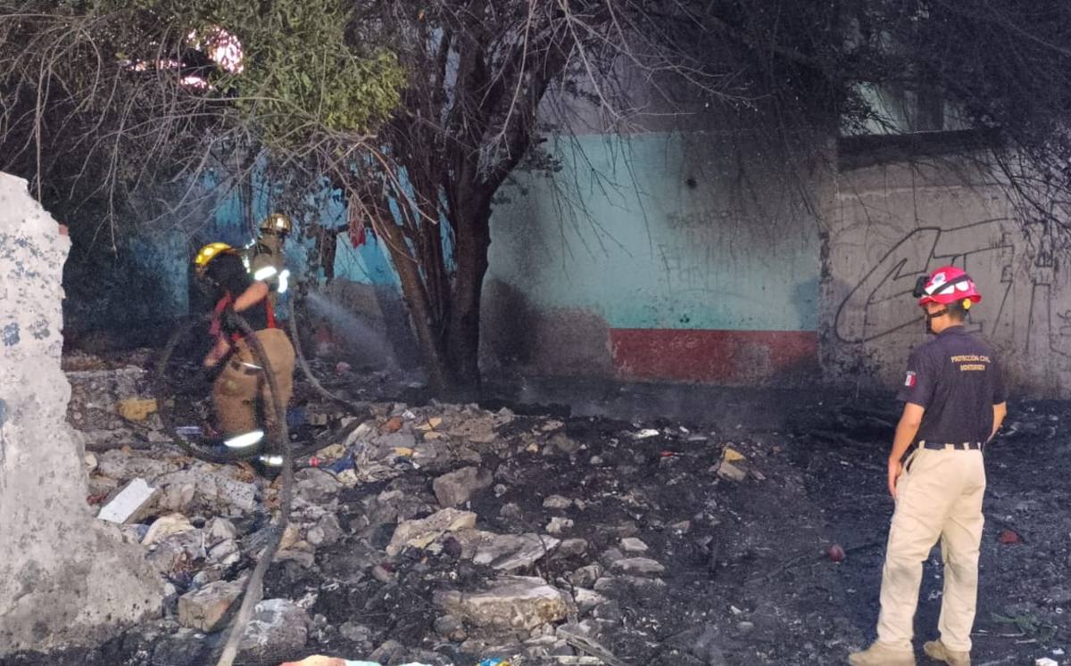 Fogata provoca incendio en baldío en el Centro de Monterrey. | Erik Rocha