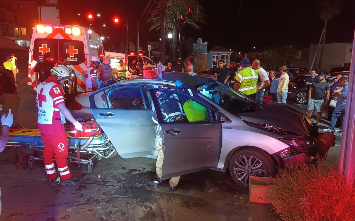 Joven queda atrapado en su auto tras chocar en Cumbres, en Monterrey. | Israel Santacruz