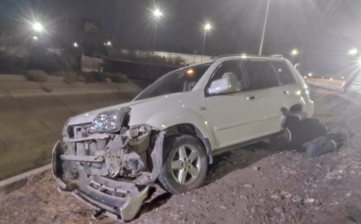 Chocan y abandonan camioneta en bulevar La Nogalera de Torreón