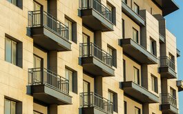 Imagen de la fachada de un edificio de apartamentos