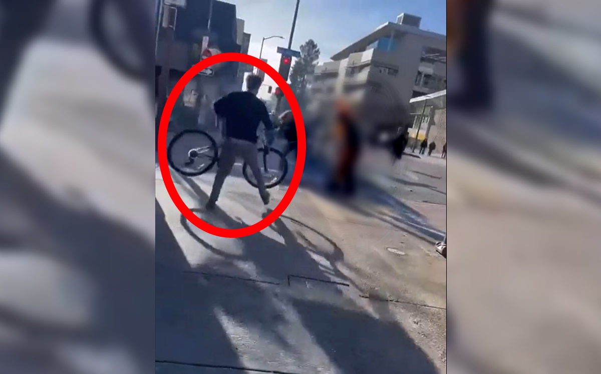 Captura de pantalla de momentos antes que un hombre lanzara una bicicleta a otro en llamas / Especial