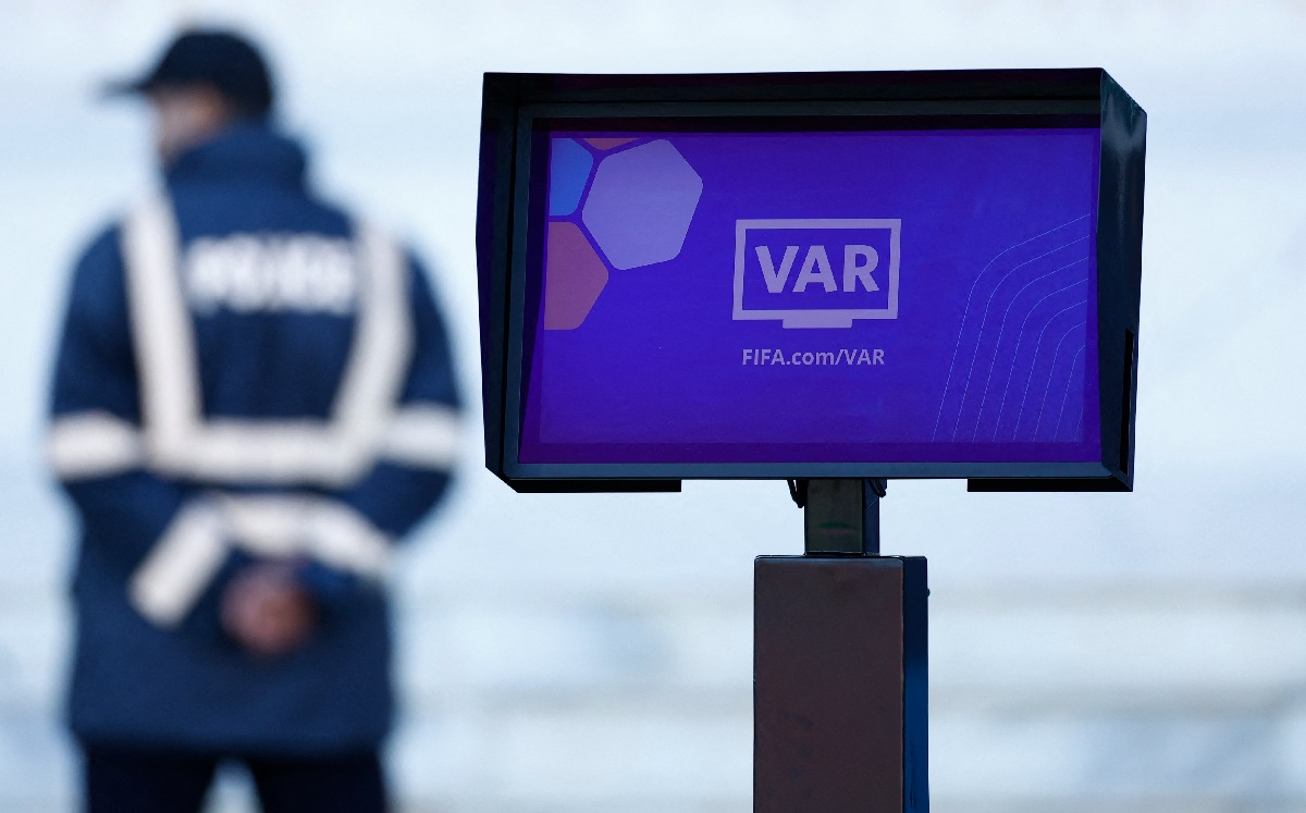 VAR podría tener modificaciones en la manera de comunicación / CORTESÍA: @Reuters