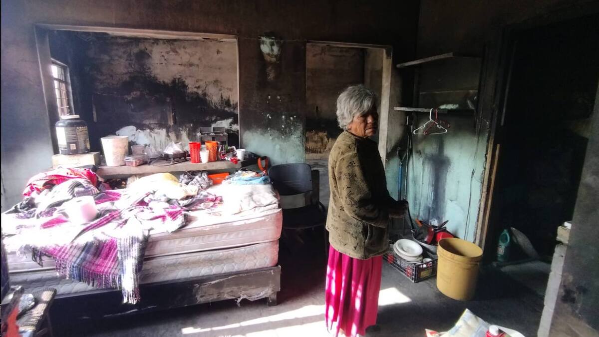 Mujer de la tercera edad pierde su casa tras incendio en Apodaca. | Sandra González