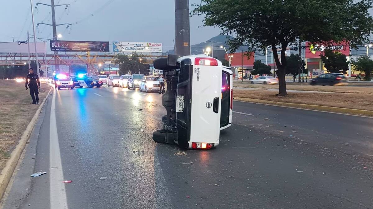 Conductor dormita y vuelca su camioneta en la avenida Lázaro Cárdenas. | Erik Rocha