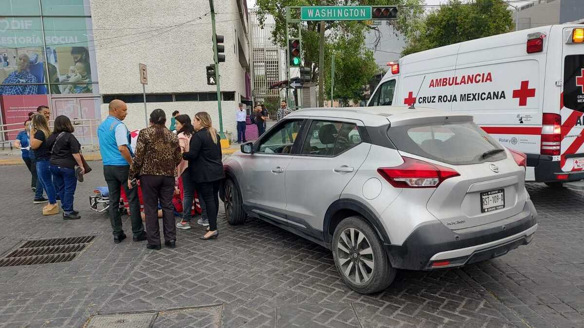Mujer resulta lesionada al ser atropellada en el Centro de Monterrey. | Agustín Martínez