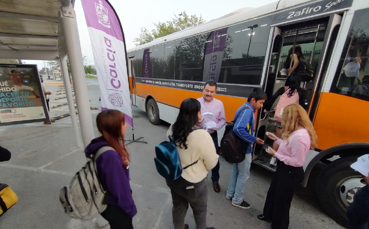 Camión para estudiantes gratuito en García | Agustín Martínez