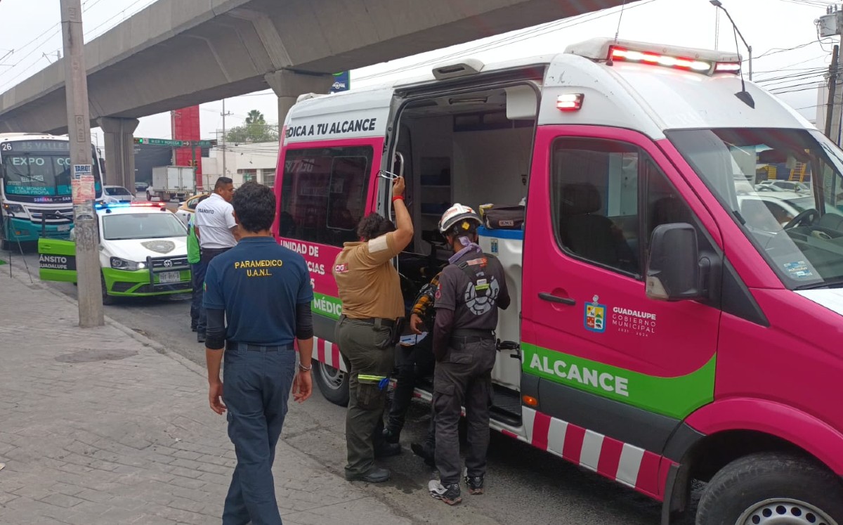 Chofer de ruta 185 se lesiona al revisar radiador por sobrecalentamiento en Guadalupe. | Fabricio Gallegos