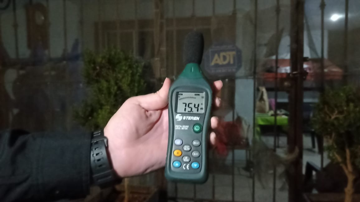 Decibelímetro marcando en 75.4 afuera de una vivienda en Escobedo. | José Luis Marroquín