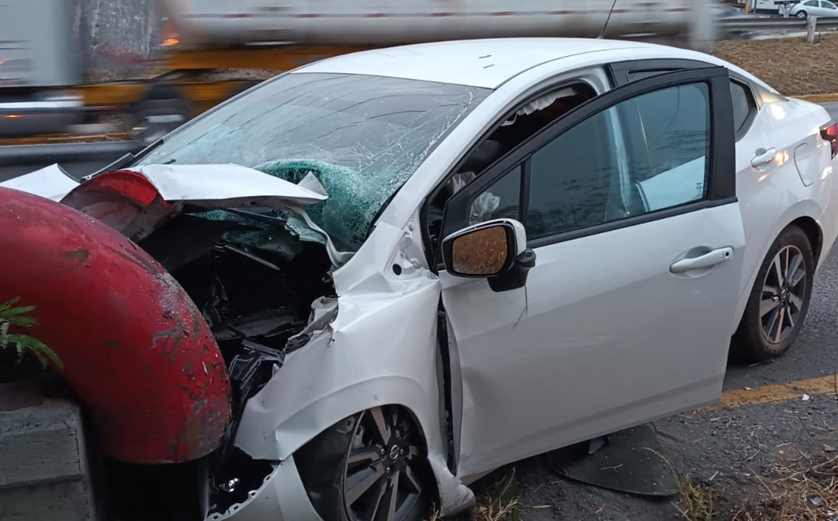 Conductor resulta lesionado tras chocar contra muro en avenida Morones Prieto. | Erik Rocha