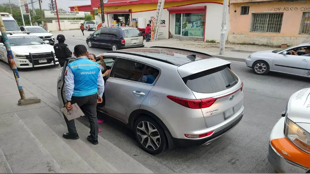 Hombre atropella a madre e hija en Monterrey; asegura que sandalia se le atoró en pedal