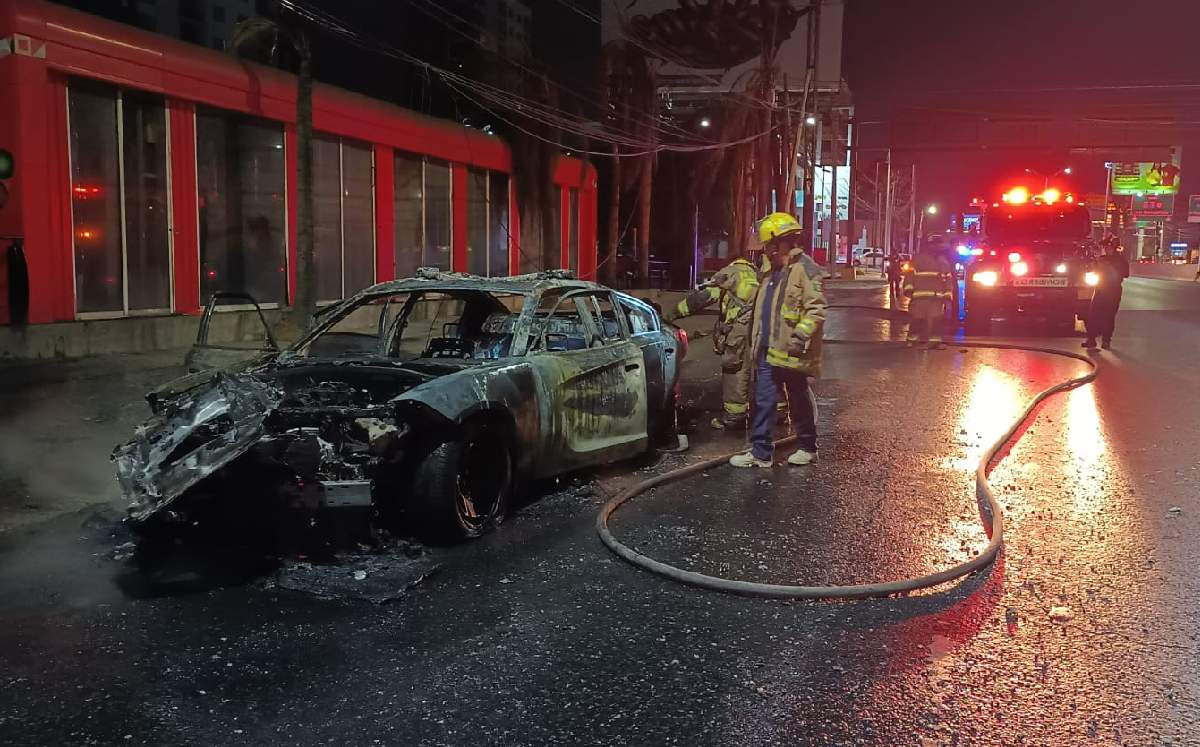 Patrulla de la Guardia Nacional se incendia en la avenida Gonzalitos. | Israel Santacruz