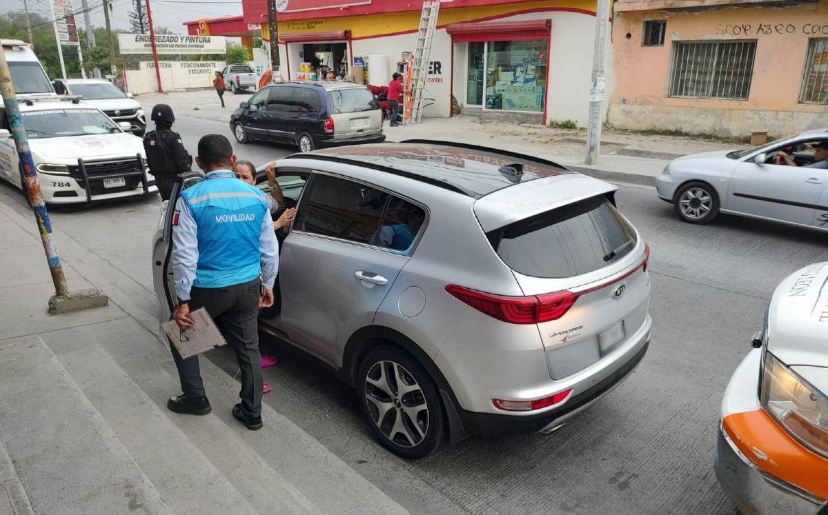 Sandalia de conductor se atora en pedal y atropella a madre e hija en Monterrey. | Agustín Martínez